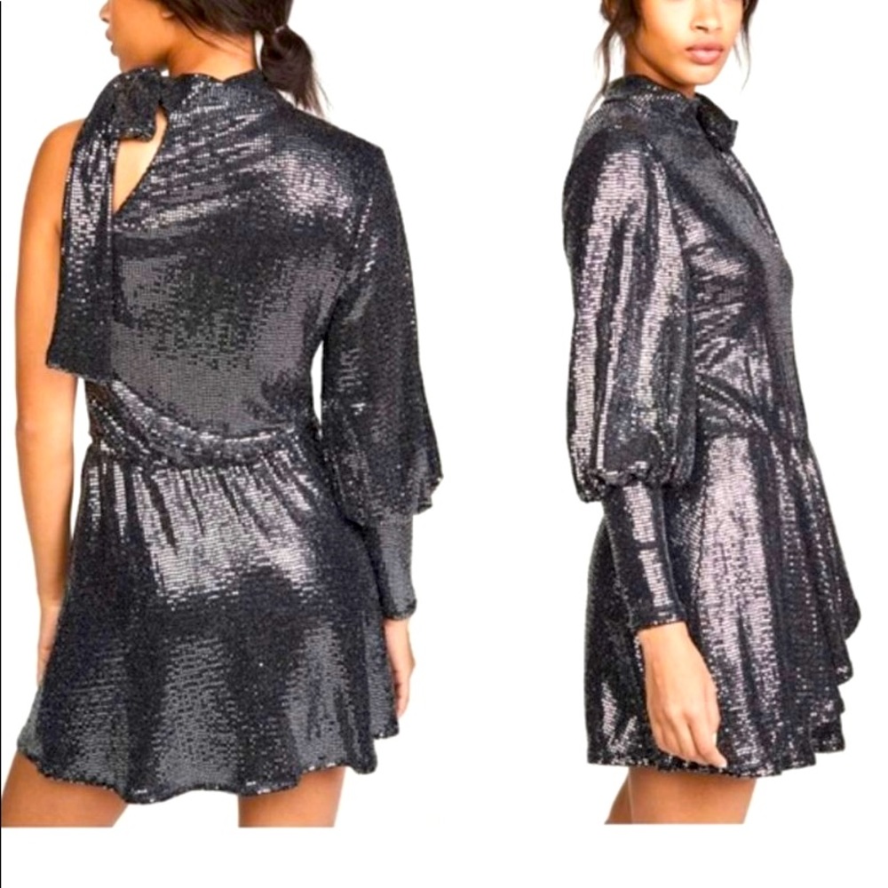 Black Halo NWT
Darby Disco Sequin One Shoulder Tie Collar
Cocktail Dress